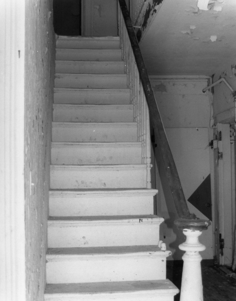 Execution Rocks Lighthouse, Port Washington New York Keepers' quarters, first floor stairway, looking northwest (2004)