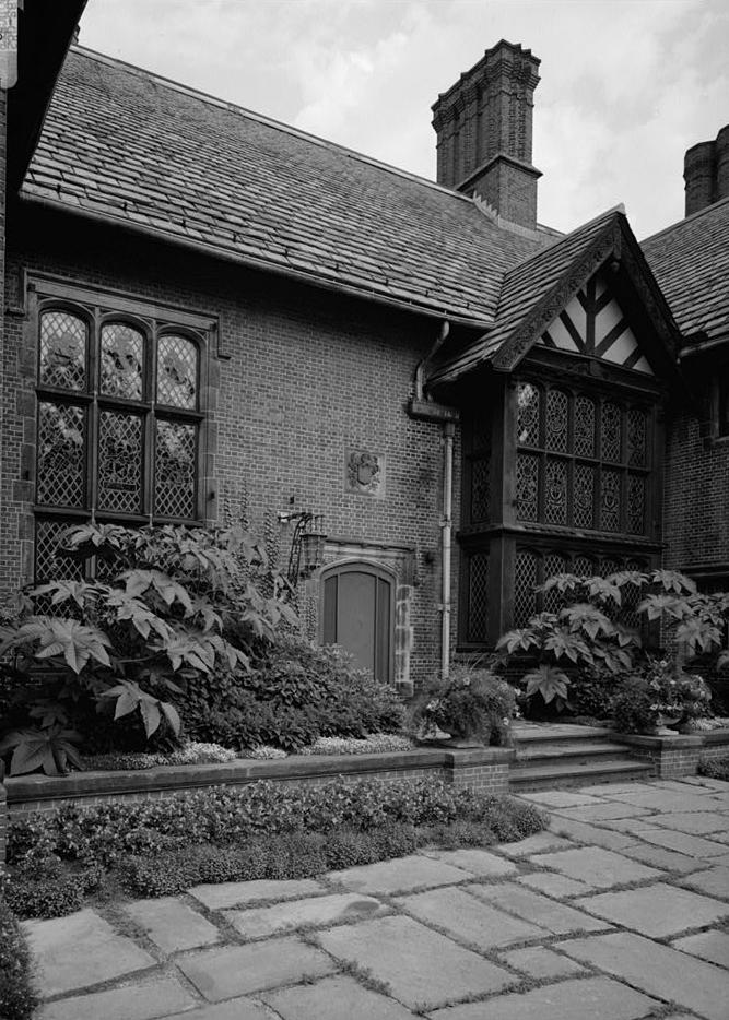 Stan Hywet Hall, Akron Ohio 1982 MAIN ENTRANCE, WEST SIDE, FROM NORTHWEST