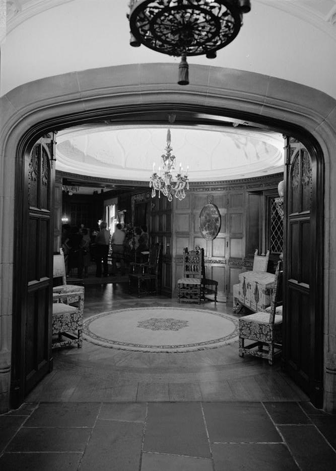 Stan Hywet Hall, Akron Ohio 1982 VIEW INTO ANTEROOM, SITUATED BETWEEN MUSIC ROOM, AND SOUTH GALLERY