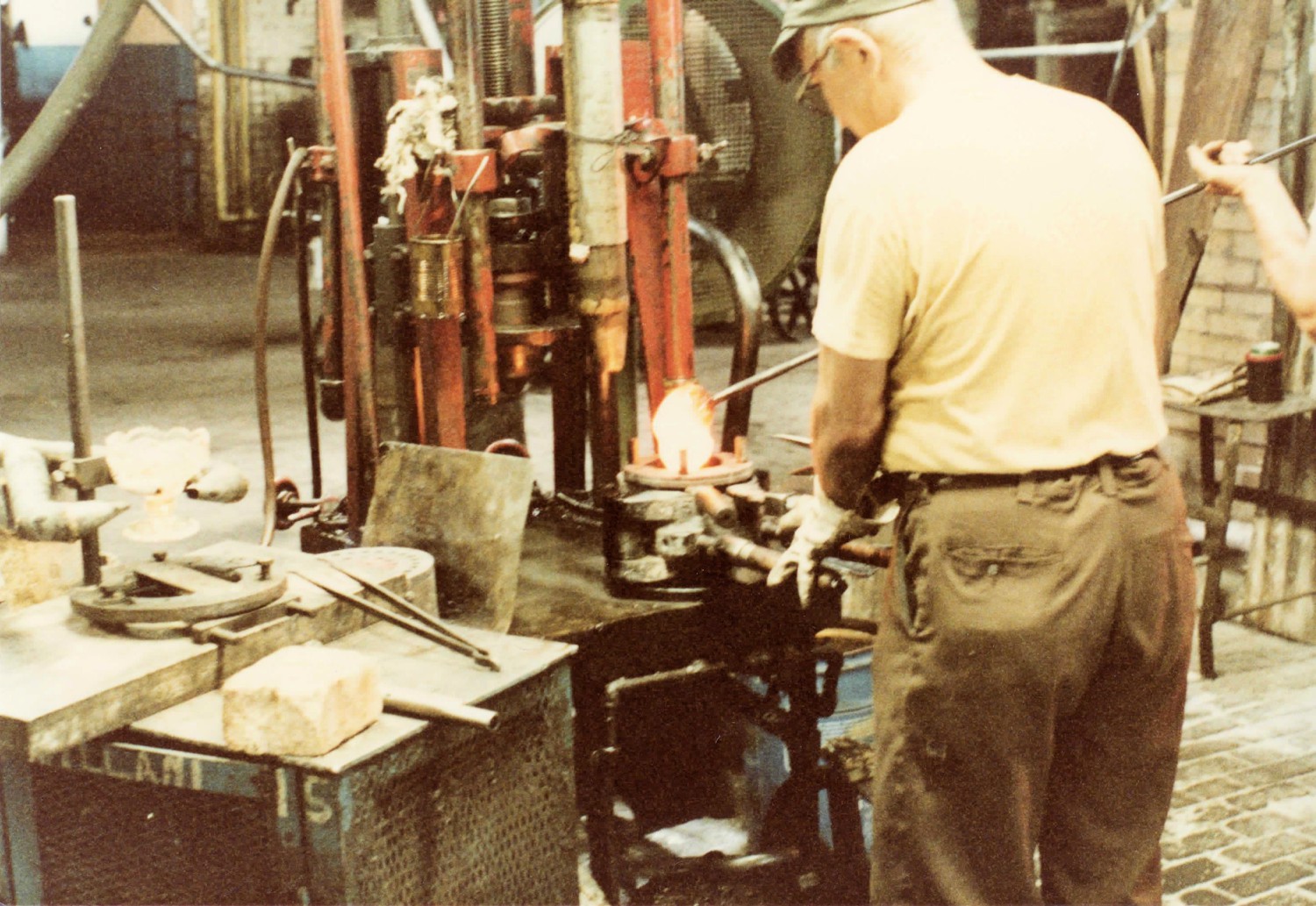 Imperial Glass Company, Bellaire Ohio Dropping hot glass in presser's mould (1983)