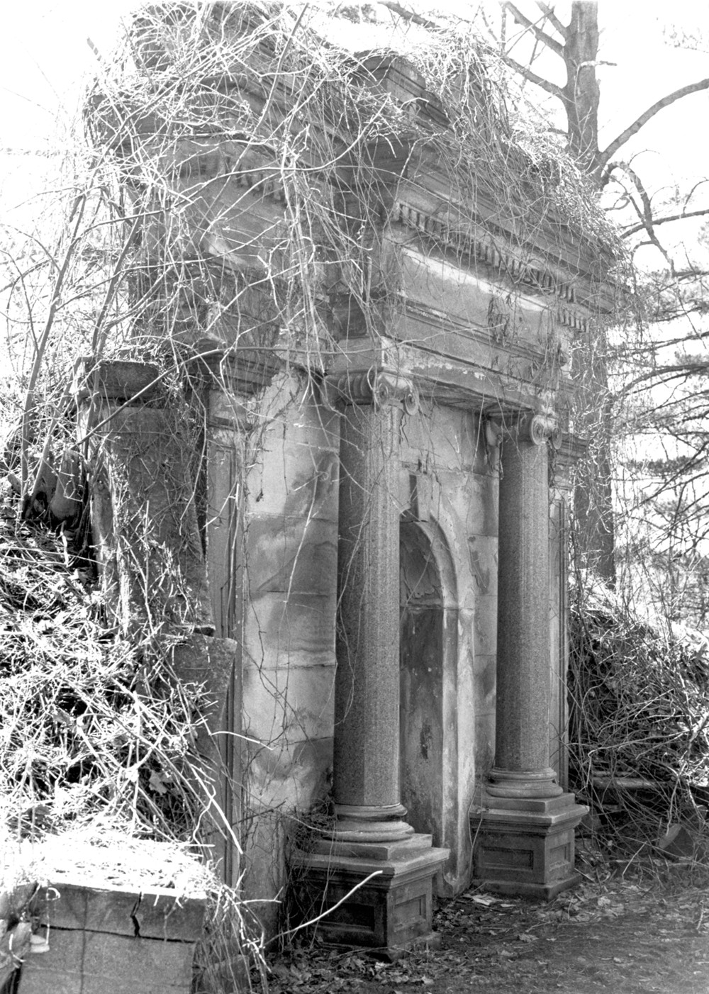 Grandview Cemetery, Chillicothe Ohio Crypt with Ionic Columns (1978)