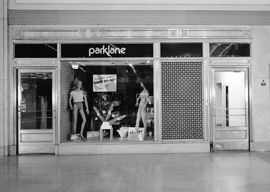 Terminal Tower Building - Cleveland Union Terminal, Cleveland Ohio 1987 CENTER CONCOURSE, TYPICAL STOREFRONT, WEST SIDE