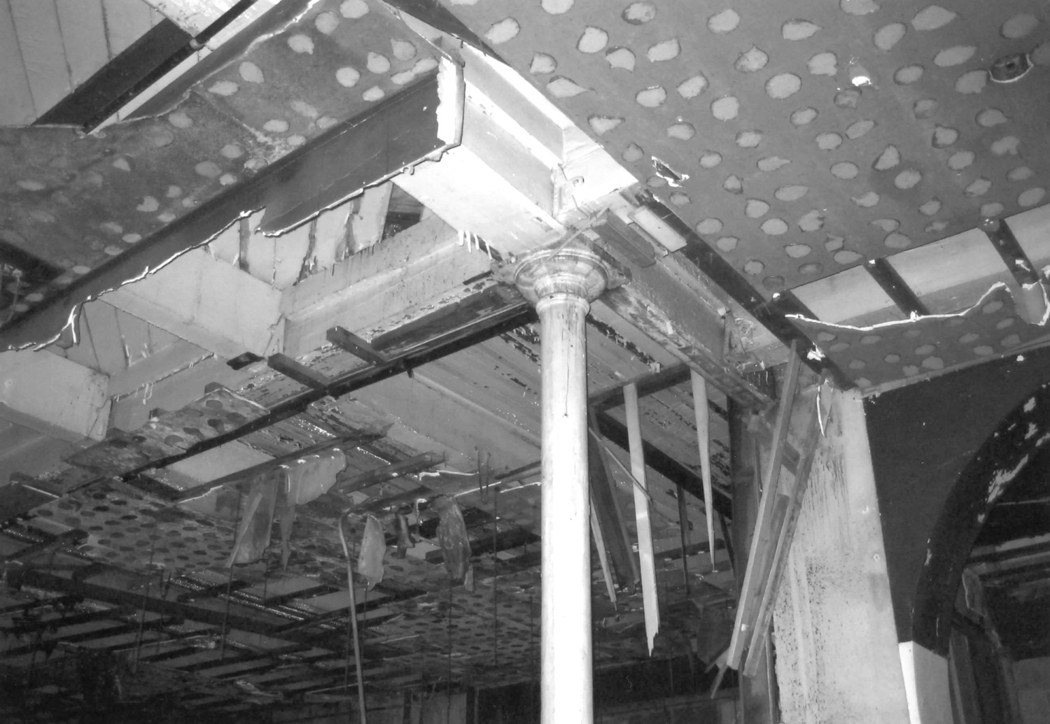 Joseph and Feiss Clothcraft Shops, Cleveland Ohio Administration building interior, first floor: detail of iron column capital and wood beam structure (2009)