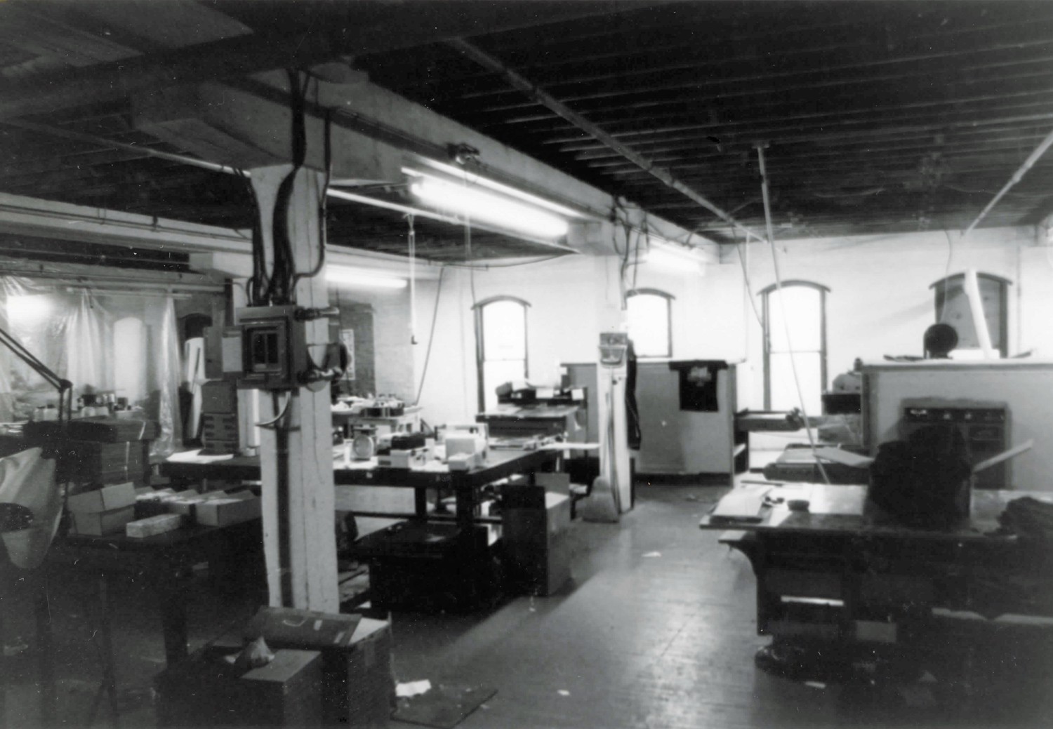 Dayton Motor Car Company, Dayton Ohio 125 Bacon St.; upper level floor: view of windows & structure; looking south (1982)