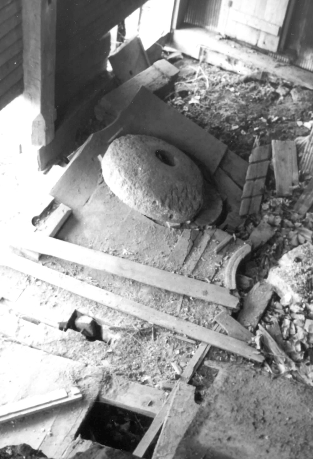 Rock Mill Flour Mill, Lancaster Ohio Hursting frame and millstones (1989)