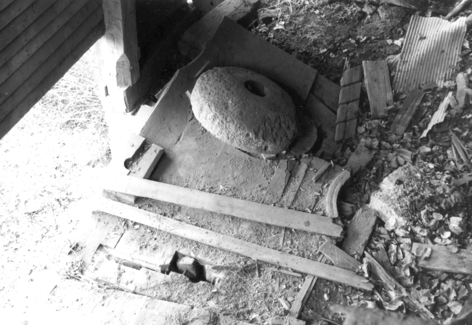 Rock Mill Flour Mill, Lancaster Ohio Hursting frame and millstones (1989)