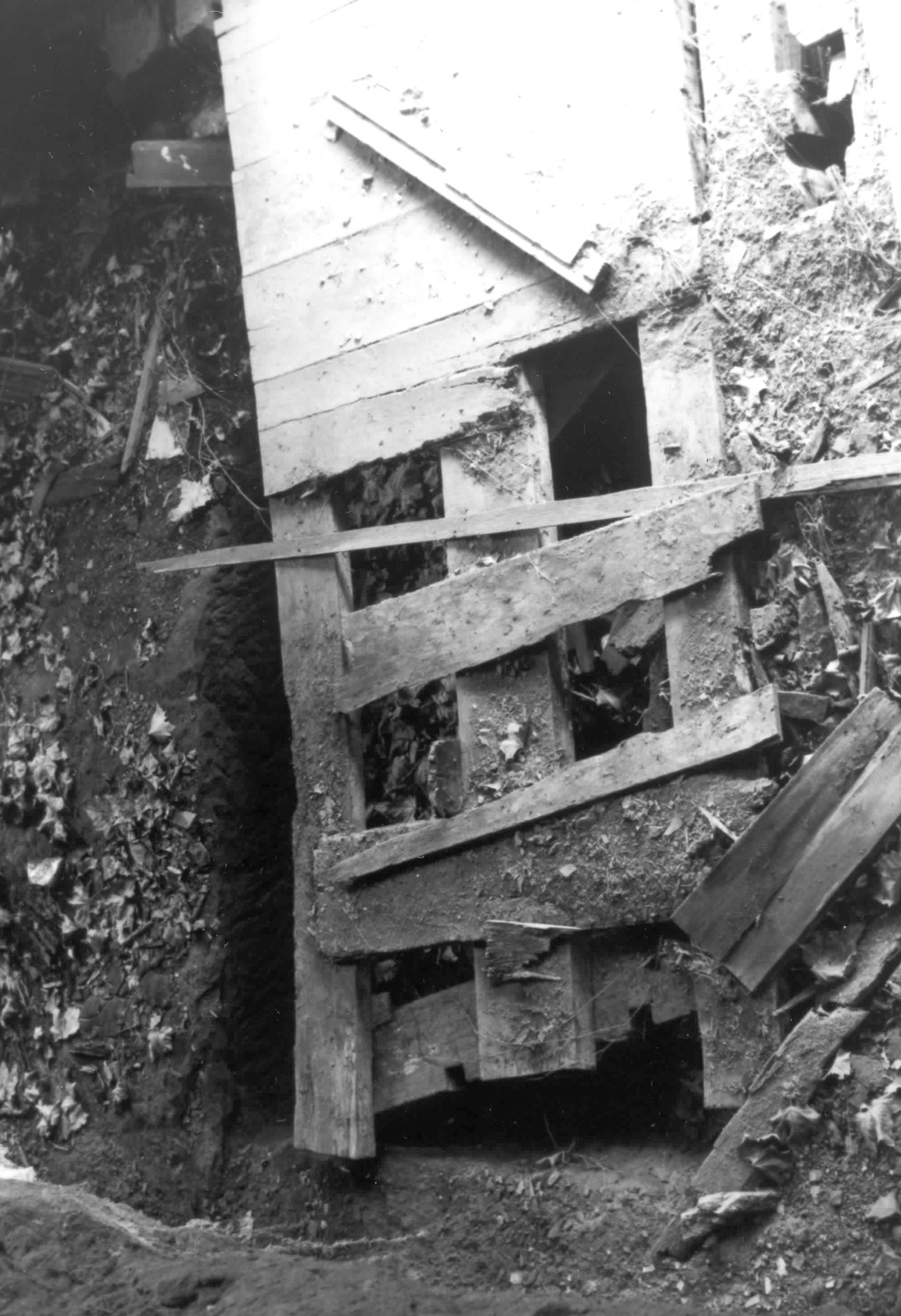 Rock Mill Flour Mill, Lancaster Ohio Hursting frame remnants (1989)