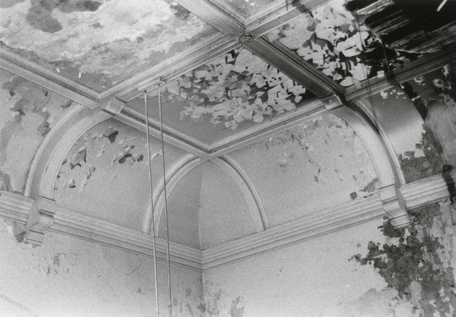 Lima Pennsylvania Railroad Passenger Depot, Lima Ohio Main waiting room. Cove paneled ceiling. Corner view (2002)