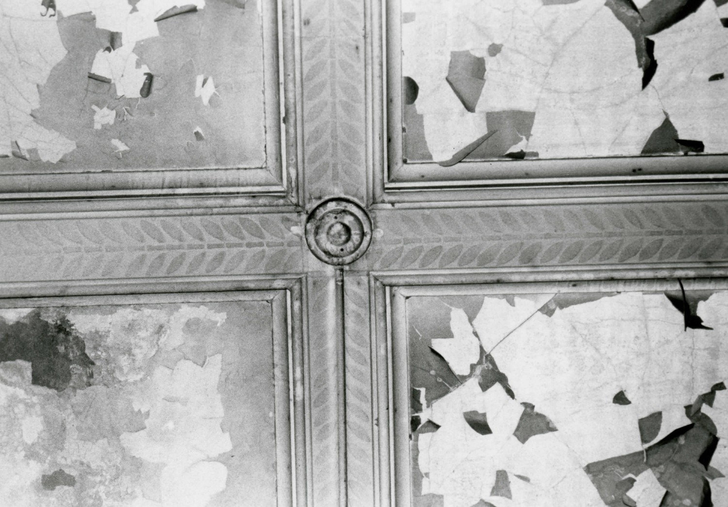 Lima Pennsylvania Railroad Passenger Depot, Lima Ohio Cove paneled ceiling. Detail at rib intersection at panels (2002)
