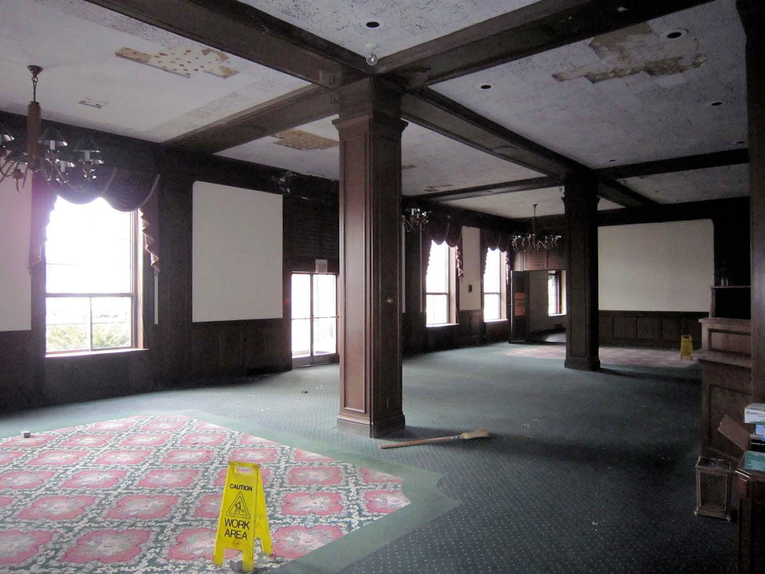 Hotel Manchester, Middletown Ohio Main entrance on the south elevation (2013)