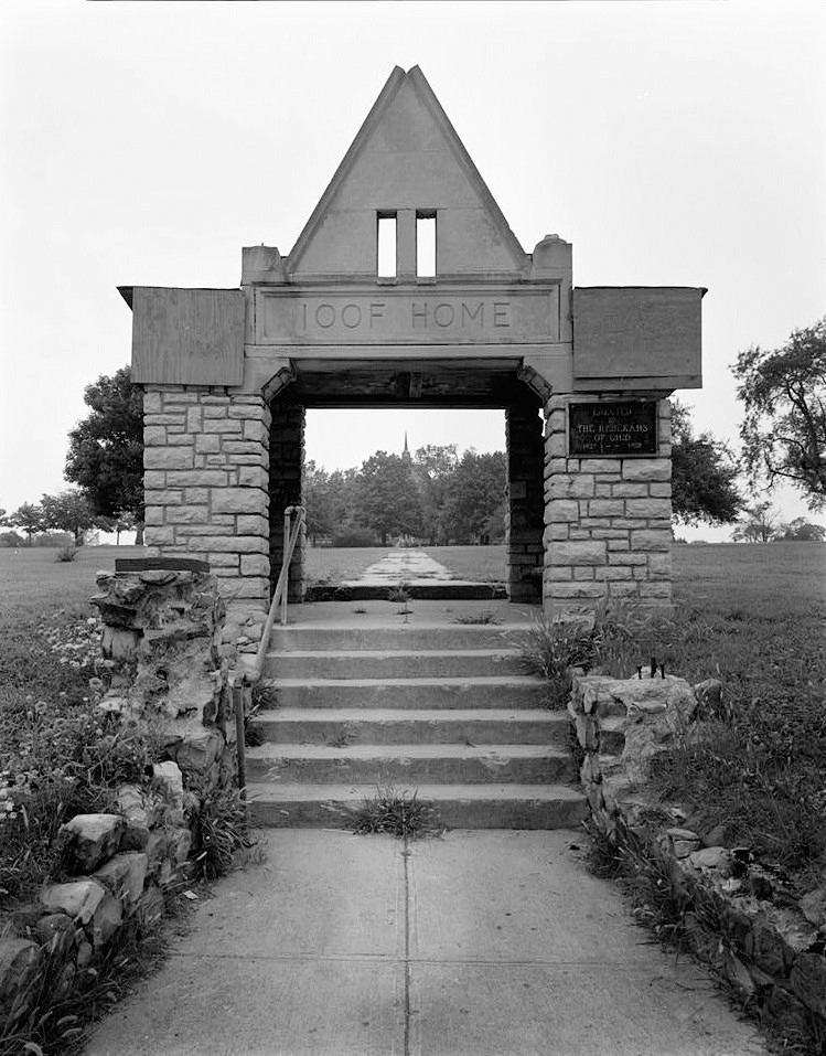 Odd Fellows Home of Ohio, Springfield Ohio ARCHWAY, VIEW SOUTH, STREET ENTRANCE (Separate Structure) 1987