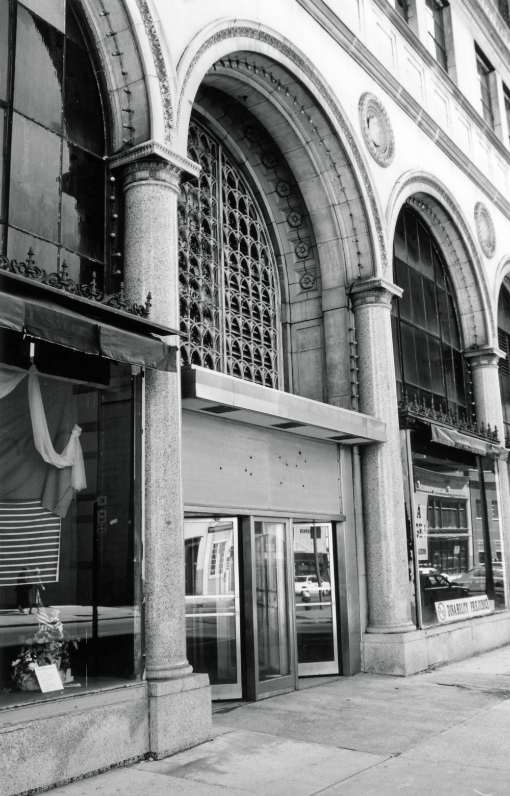 Lasalle, Koch and Company Department Store - Macys, Toledo Ohio VIEW SOUTHEAST, HURON STREET REVOLVING DOOR ENTRANCE (1995)