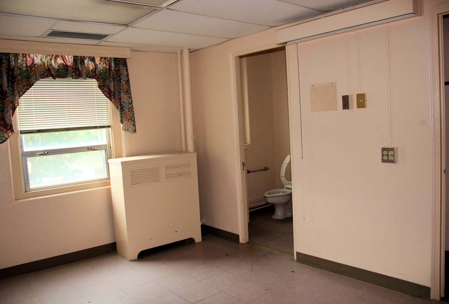 Washington County Memorial Hospital, Bartlesville Oklahoma 1922 First Floor Typical Hospital Room, Room 112 with WC (2013)