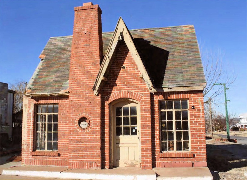 Phillips 66 Station No. 1423, Chandler Oklahoma Front elevation (2011)