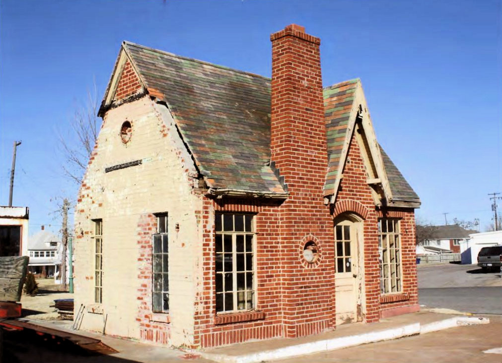 Phillips 66 Station No. 1423, Chandler Oklahoma Front showing south facade (2011)