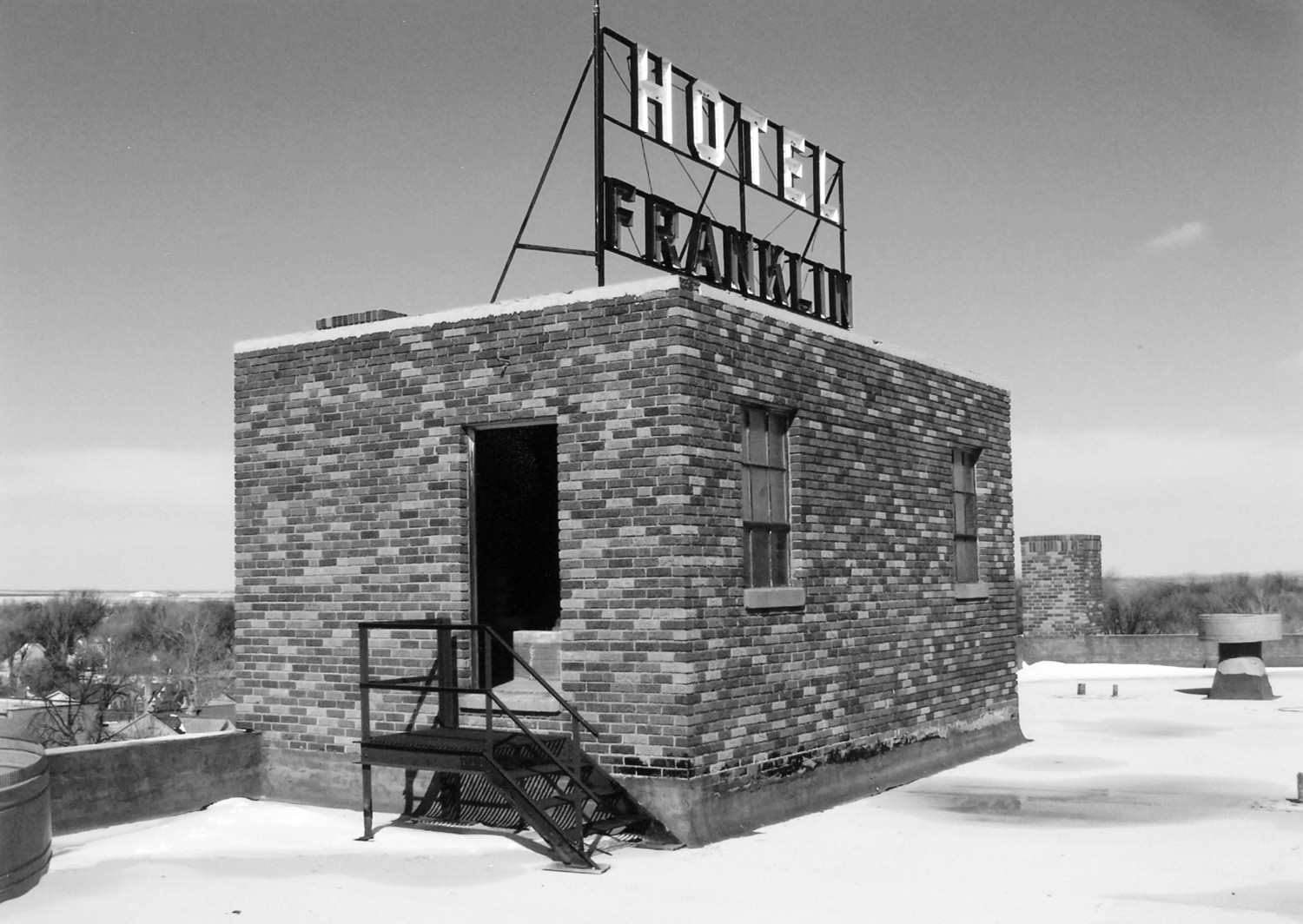 Hotel Franklin, Mangum Oklahoma Elevator penthouse and sign (2007)