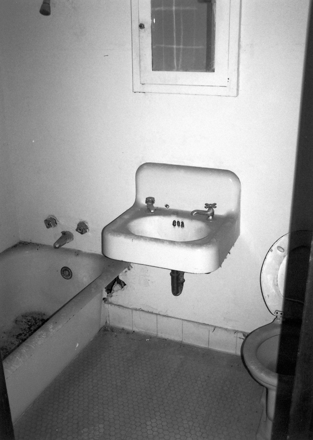 Hotel Franklin, Mangum Oklahoma Typical full bath (2007)
