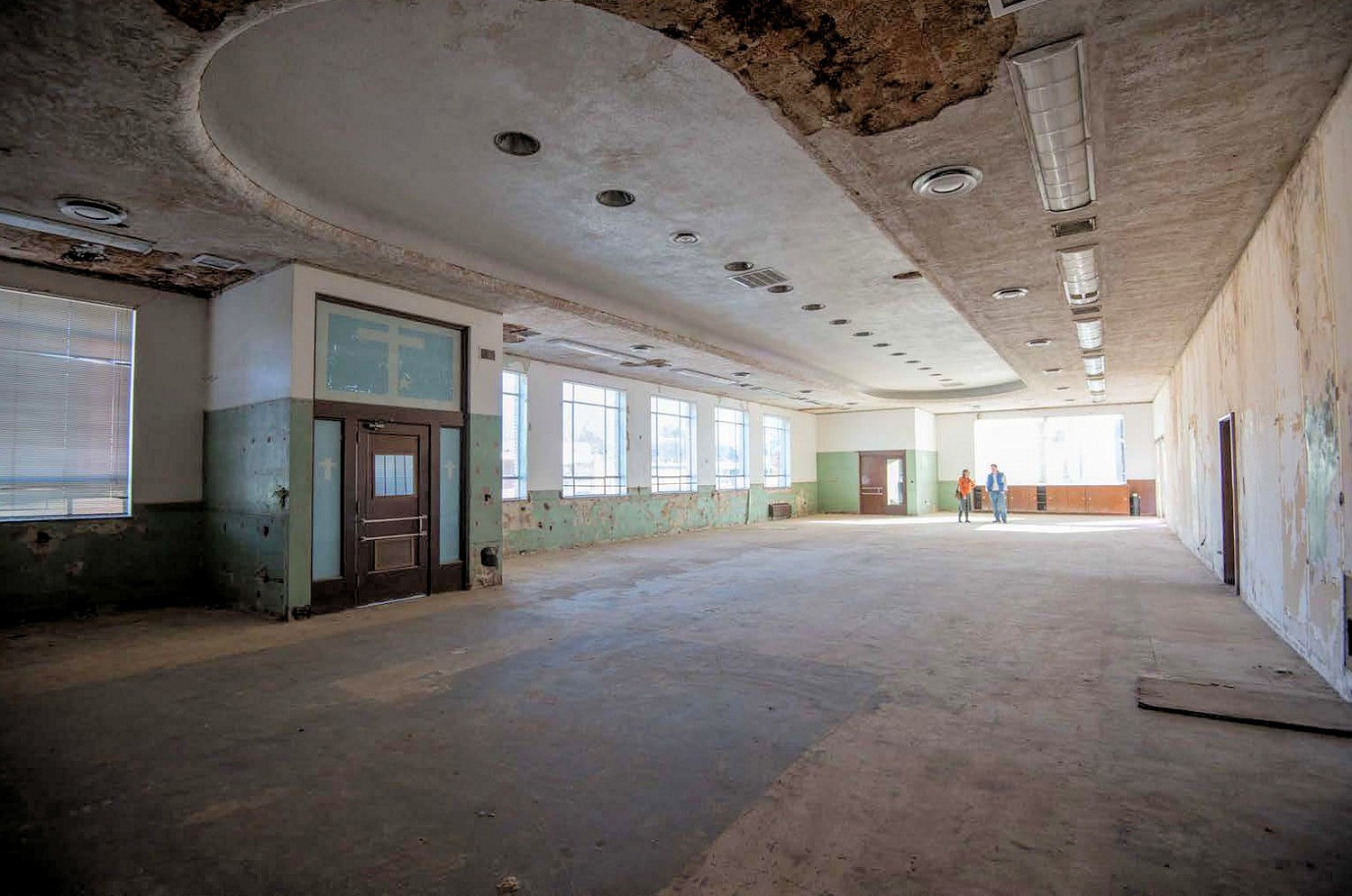 Mutual Savings and Loan Association Building, Oklahoma City Oklahoma Interior lobby with entry and plaster coffered ceiling (2015)