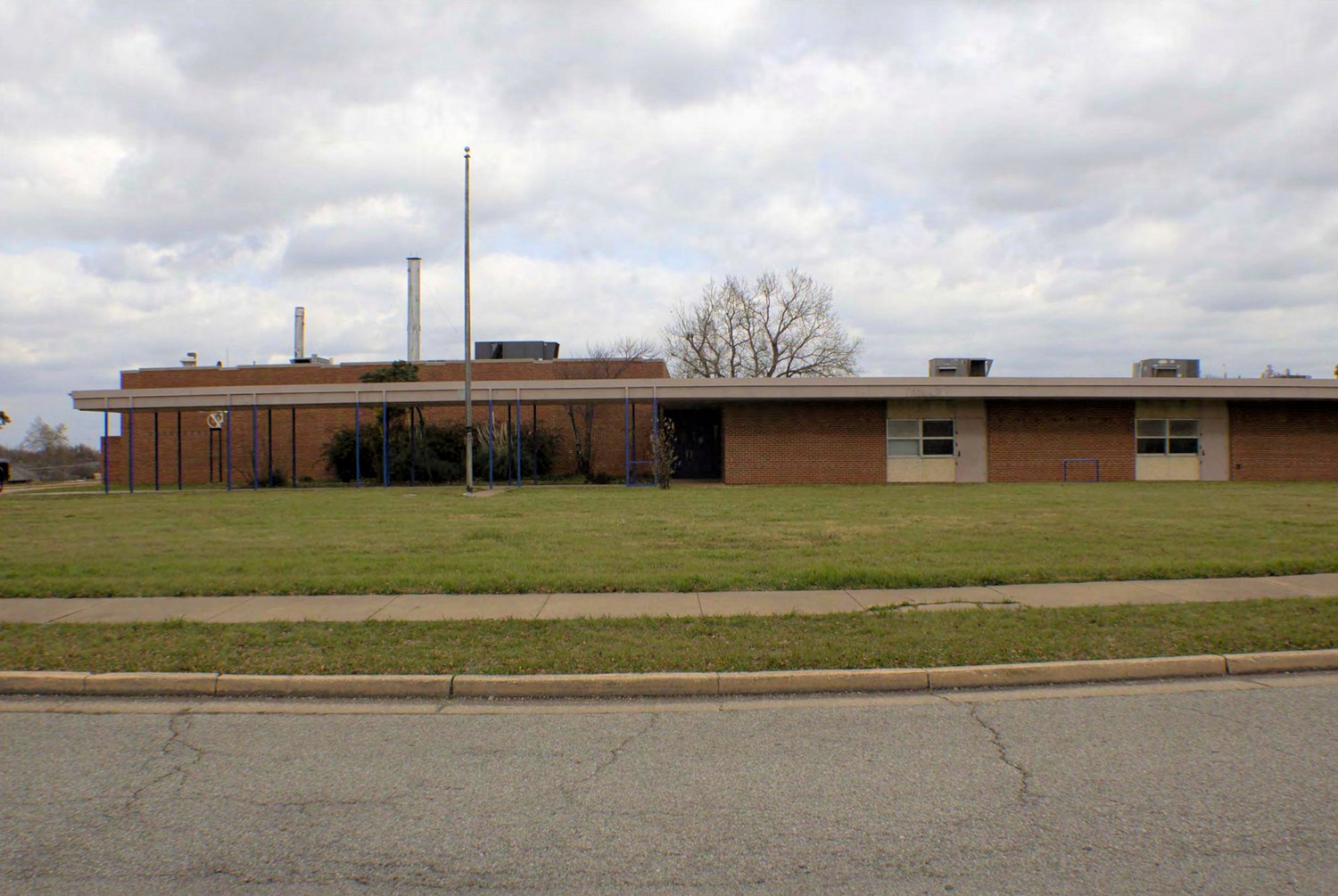 Stonegate Elementary School, Oklahoma City Oklahoma West end of 1963 south looking facade (2017)