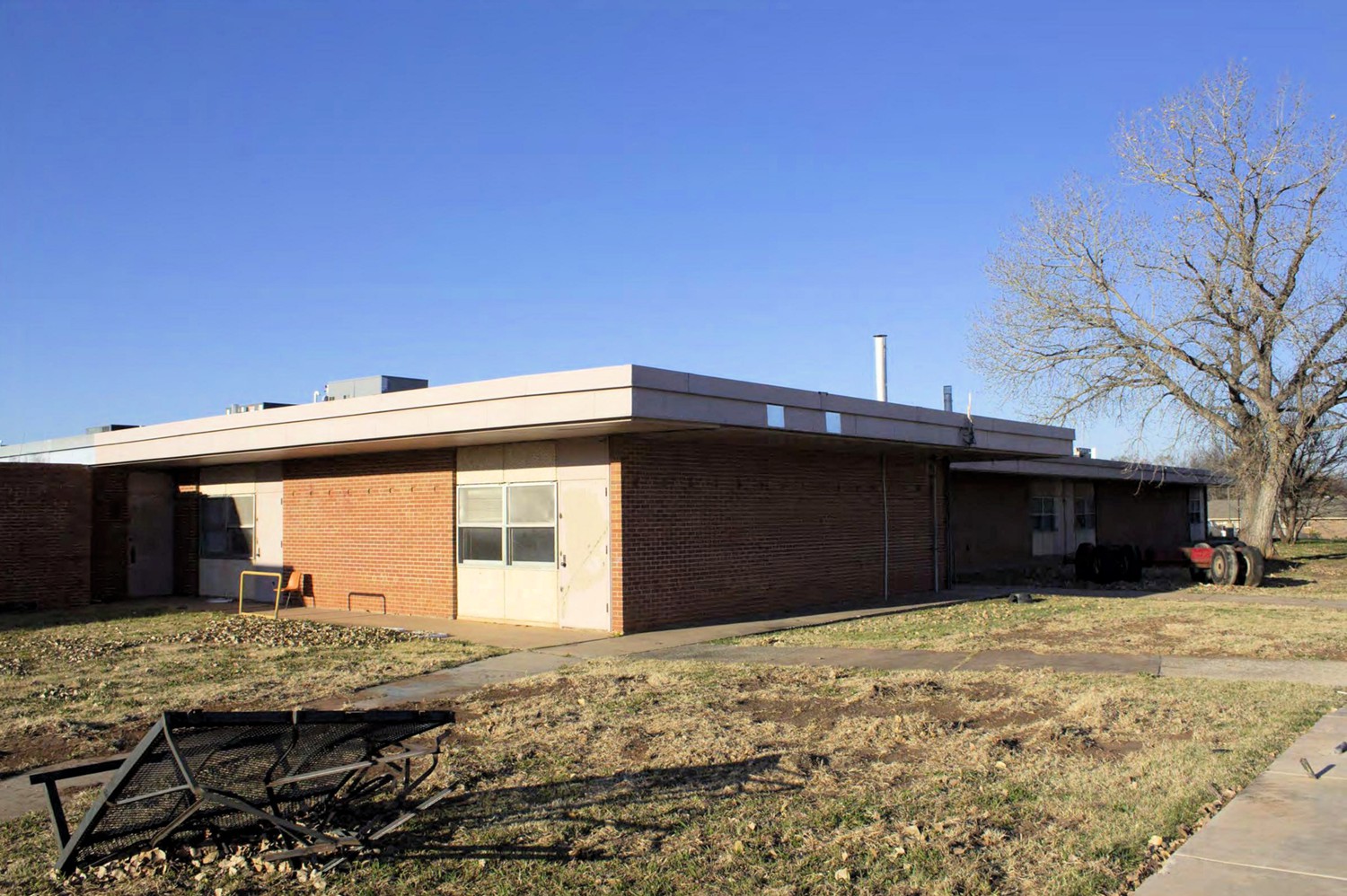 Stonegate Elementary School, Oklahoma City Oklahoma Detail of 1963 northeast corner with typical classroom entrance (2017)