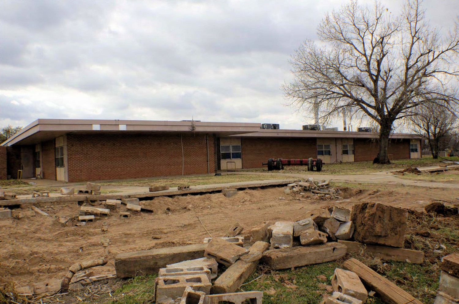 Stonegate Elementary School, Oklahoma City Oklahoma North (back) 1963 elevation (right), courtyard brick wall (far left) (2017)