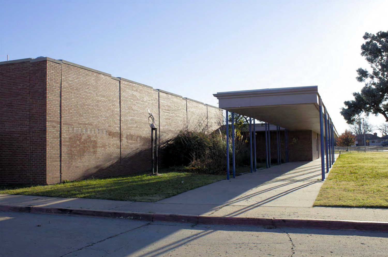 Stonegate Elementary School, Oklahoma City Oklahoma South looking facade of Cafetorium (left) and entrance colonnade (right) (1963) (2017)