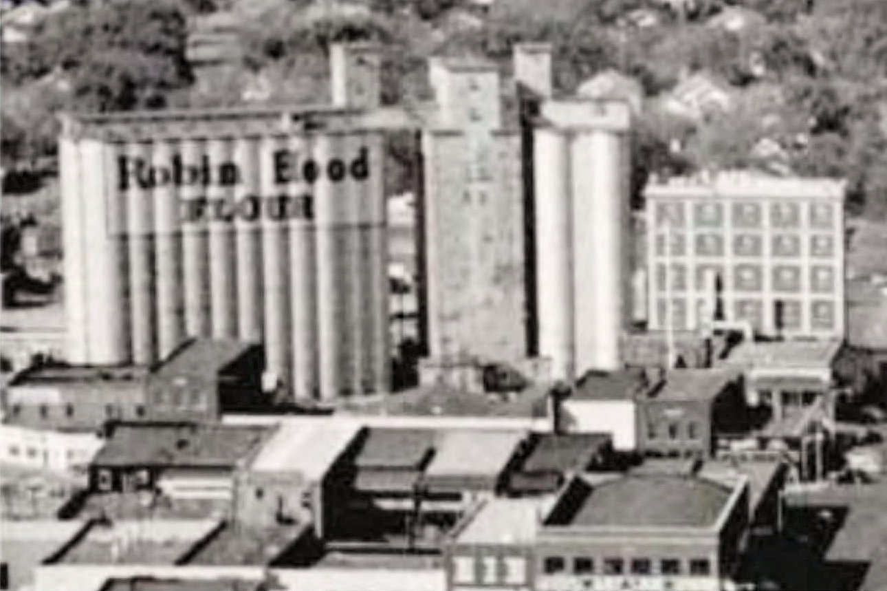 Ponca City Milling Company Elevator, Ponca City Oklahoma Enlargement of a part of the image above (1949)