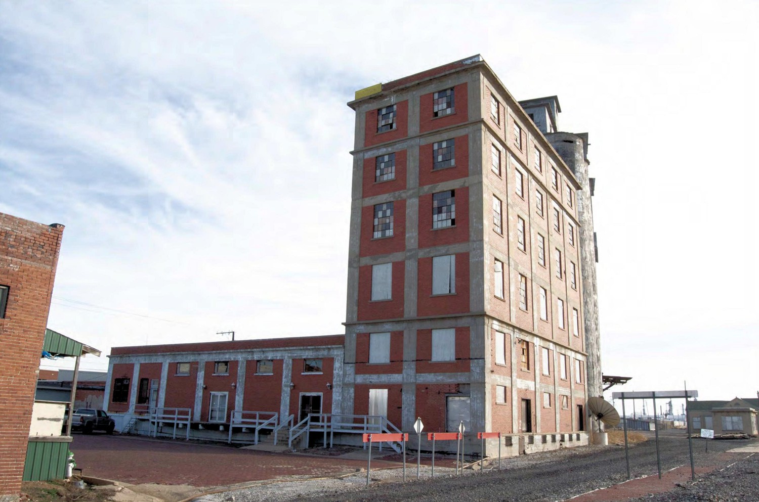 Ponca City Milling Company Elevator, Ponca City Oklahoma North elevation (left) and west (back) elevation (right) (2018)