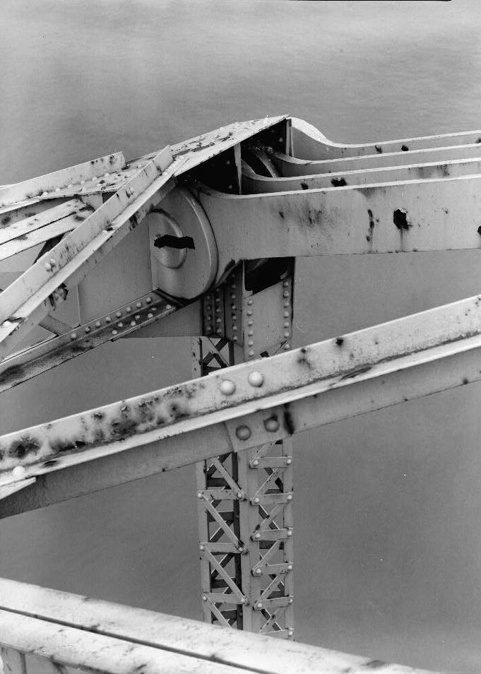 Willamette River Swing Truss Railroad Bridge, Portland Oregon 1985 DRAW SPAN TOP CHORD PIN CONNECTION. NORTHWEST SIDE VIEW FROM TOP OF TOWER.