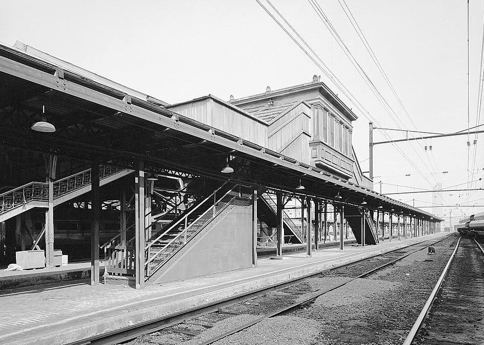 Harrisburg Train Station & Trainshed, Harrisburg Pennsylvania 1981 PLATFORM LEVEL, SHOWING EXTREME EAST END OF CONCOURSE