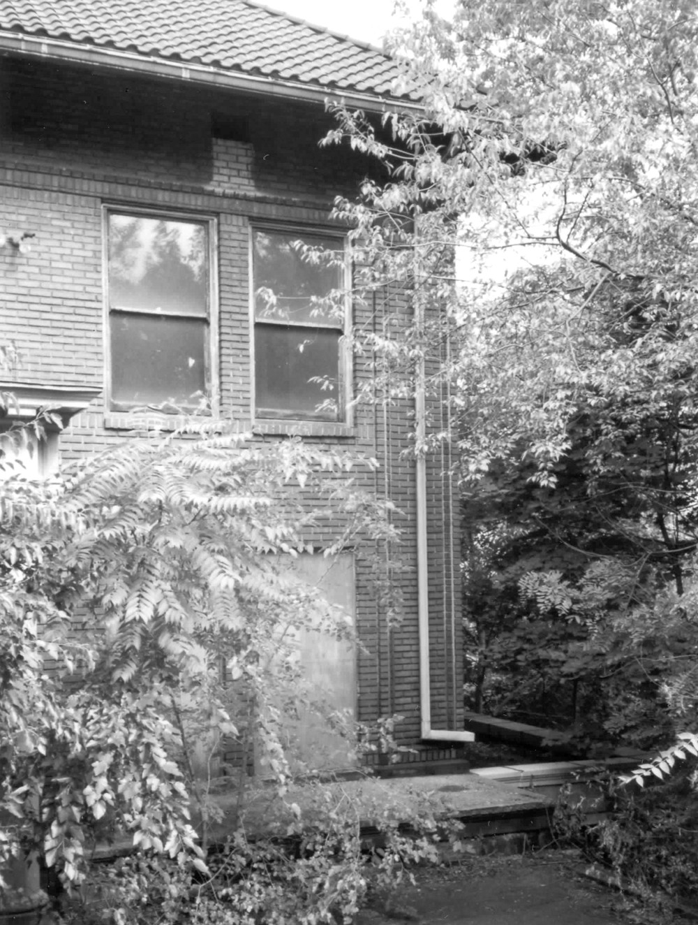 Tuberculosis Hospital of Pittsburgh, Pittsburgh Pennsylvania Building 'C', South elevation, east side. Roof of concrete porch on east elevation is at ground level at right (1989)