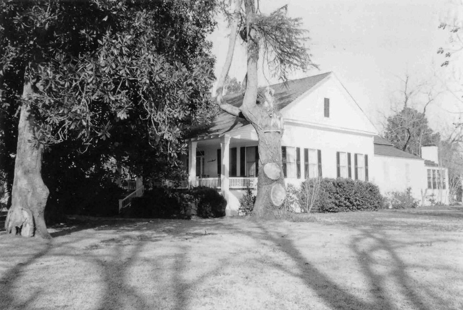 Front facade looking southwest (1998)