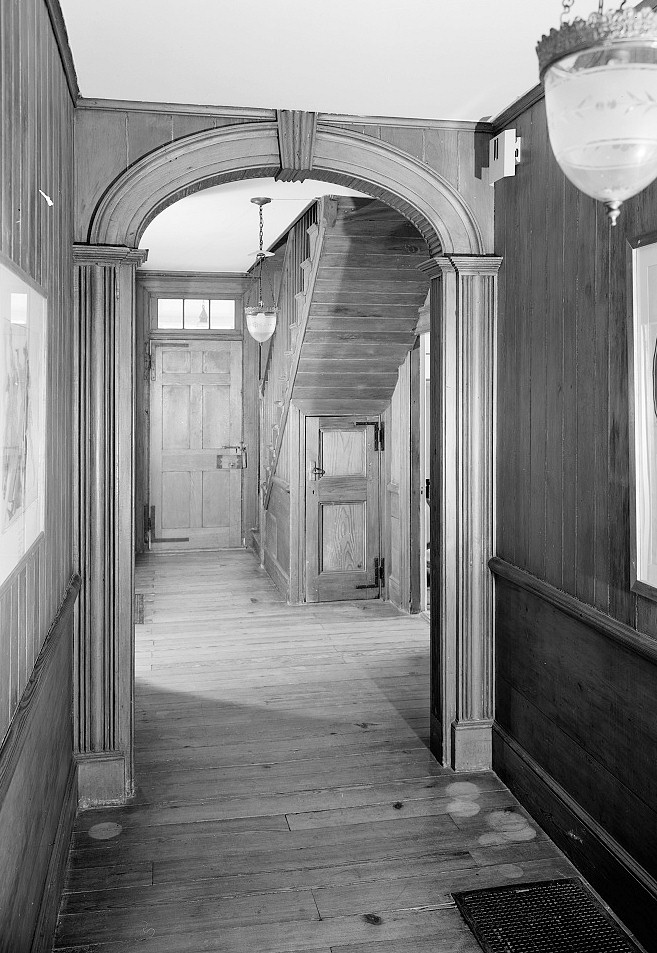Snee Farm - Charles Pinckney House, Mount Pleasant South Carolina 1990 INTERIOR VIEW, FIRST FLOOR, CENTER HALL, LOOKING NORTH THROUGH ARCH TOWARDS THE REAR ENTRY, WITH STAIRWAY TO THE RIGHT BACKGROUND