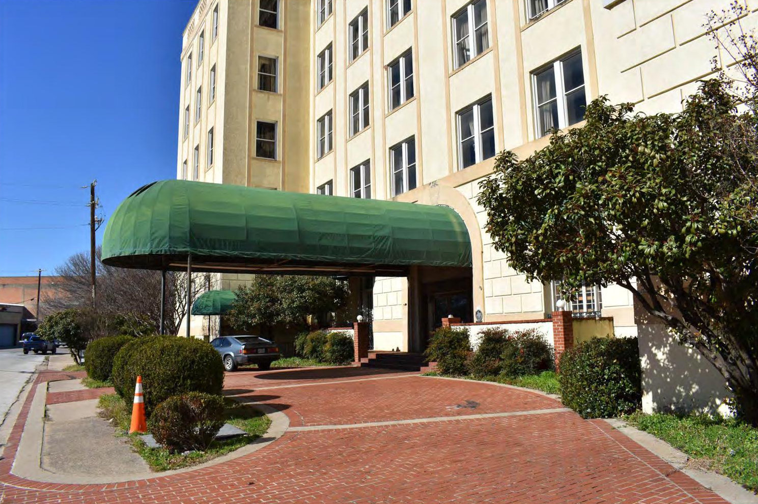 Ambassador Hotel, Dallas Texas Main building entrance at south side (2019)