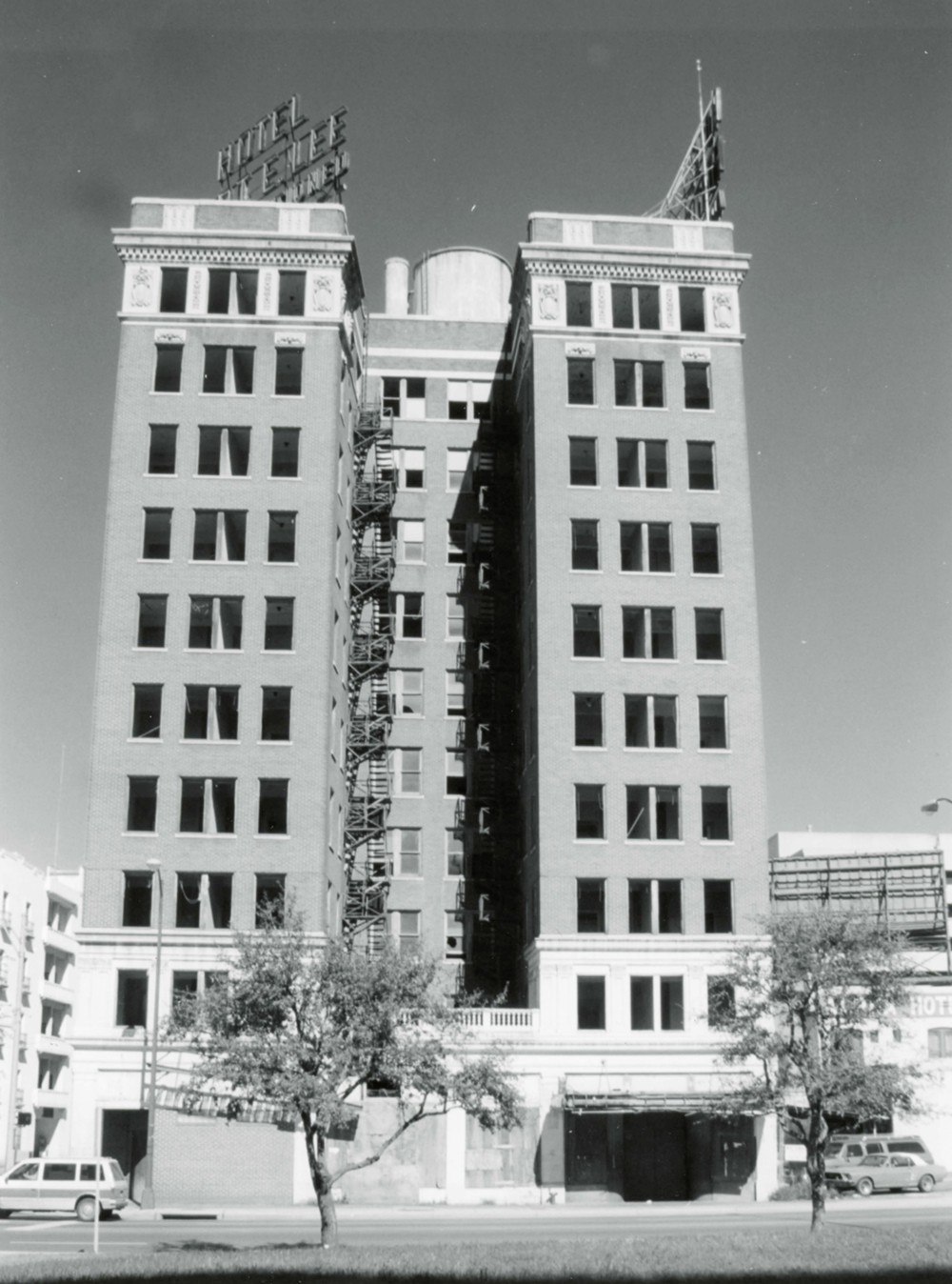 Robert E. Lee Hotel, San Antonio Texas View of south facade, camera facing north (1995)