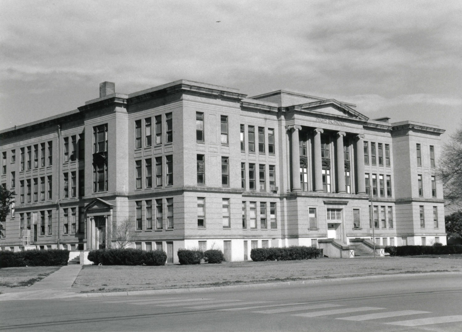Waco High School, Waco Texas Columbus Ave. and North 9th Street facades Camera facing north (2008)