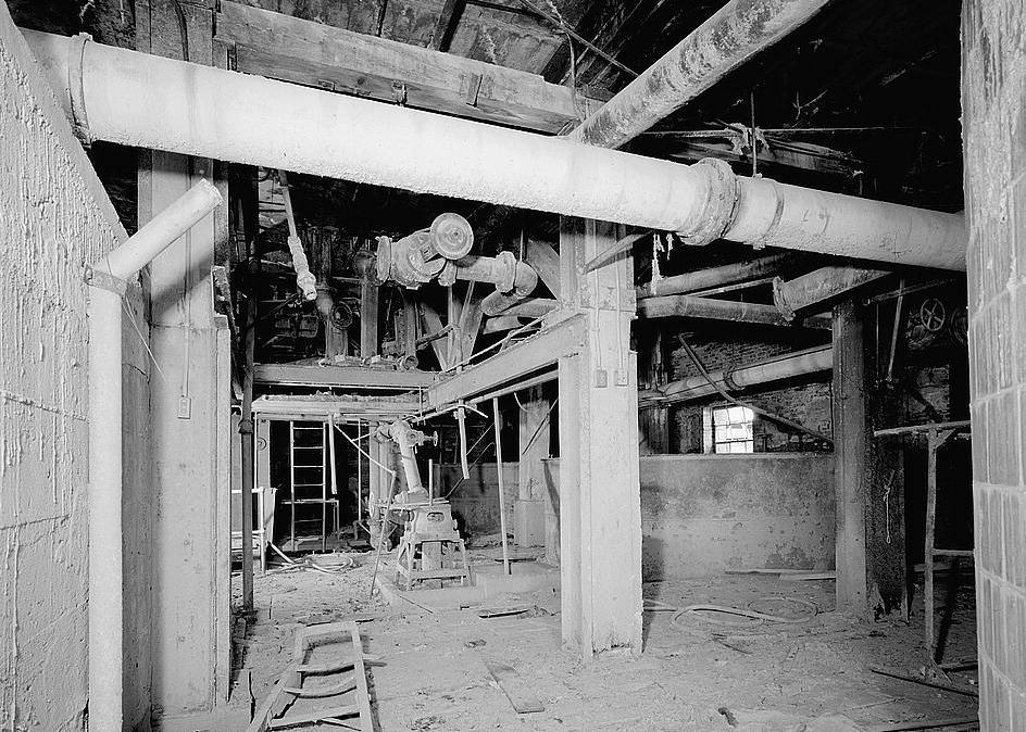 Manchester Cotton & Woolen Manufacturing Company, Richmond Virginia PAPER MAKING FACILITIES ON FIRST FLOOR OF WESTERN ADDITION. VIEW FACING EAST (1986)