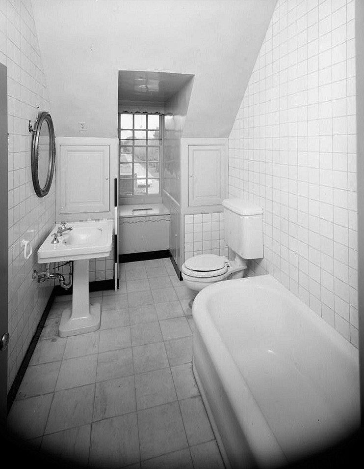 Carters Grove Mansion, Williamsburg Virginia 1975 BATH ROOM LOOKING NORTH., SECOND FLOOR, LOCATED OVER FIRST FLOOR KITCHEN WING BETWEEN TWO BEDROOMS