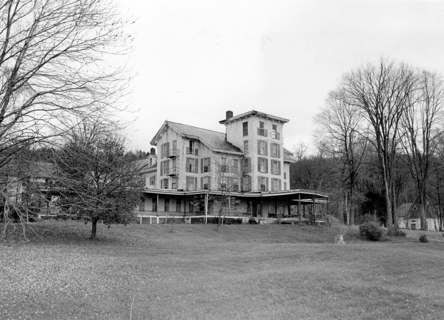 Hyde Manor - Hyde's Hotel, Sudbury Vermont Main Building facing southeast (1979)