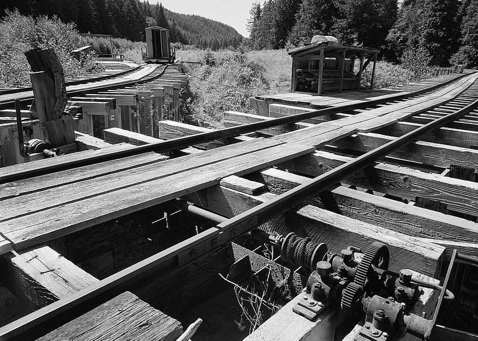 Electron Hydroelectric Project, Electron Washington GEARWORKS FOR SETTLING POND GATE, BRAKE ON LEFT, NEEDLE RACK, LOOKING NORTHWEST (1984)