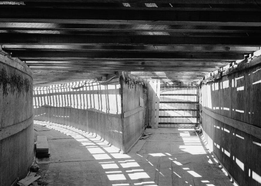 Electron Hydroelectric Project, Electron Washington INSIDE VIEW OF FLUME, LOOKING DOWNSTREAM, LEFT FORK TO SETTLING BASIN, SHOWING RIGHT FORK WITH GATE IN PLACE AND A FEW NEEDLES IN PLACE (1984)