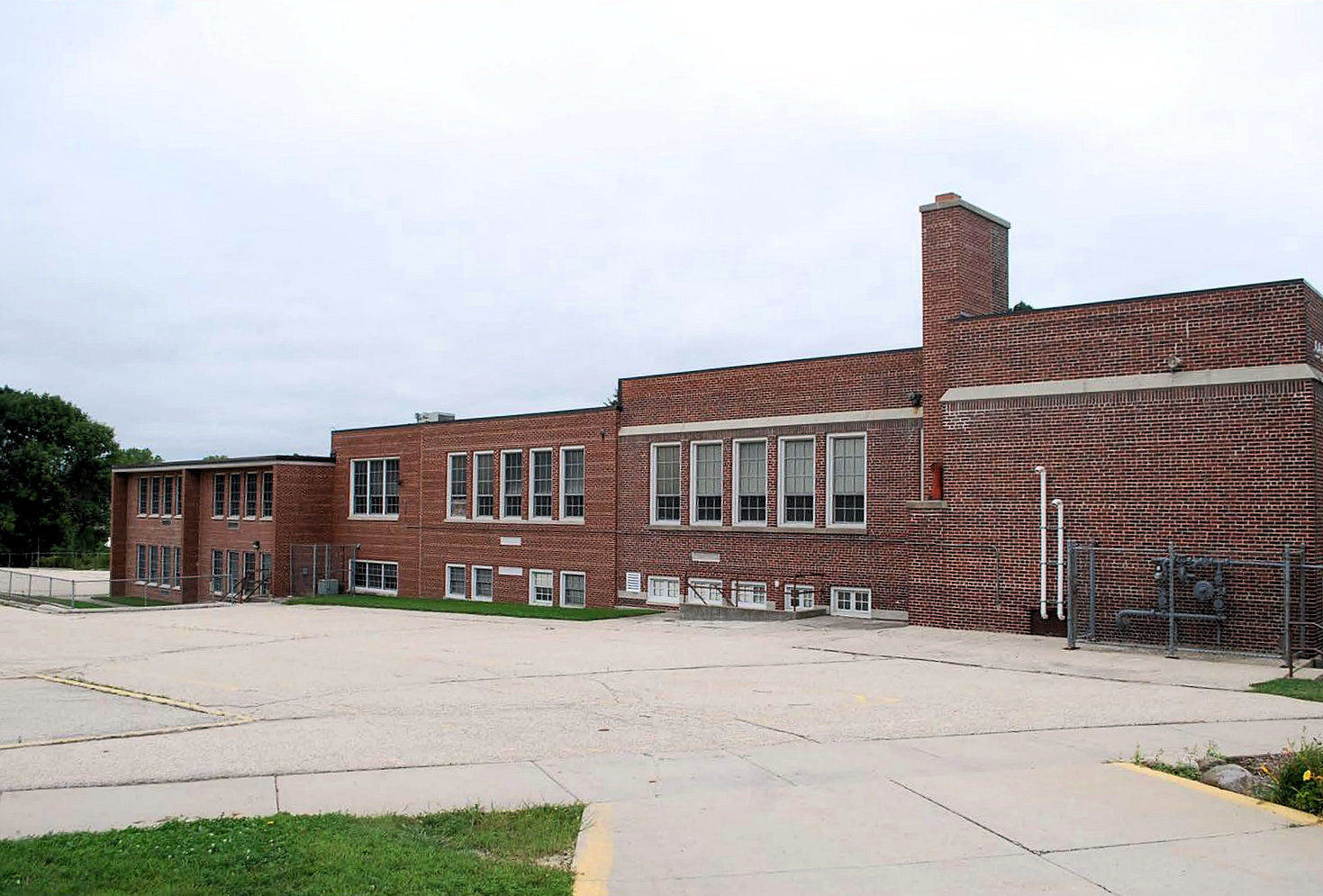 Barton Elementary School, West Bend Wisconsin West elevation of 1924, 1955 and 1960 blocks (2015)