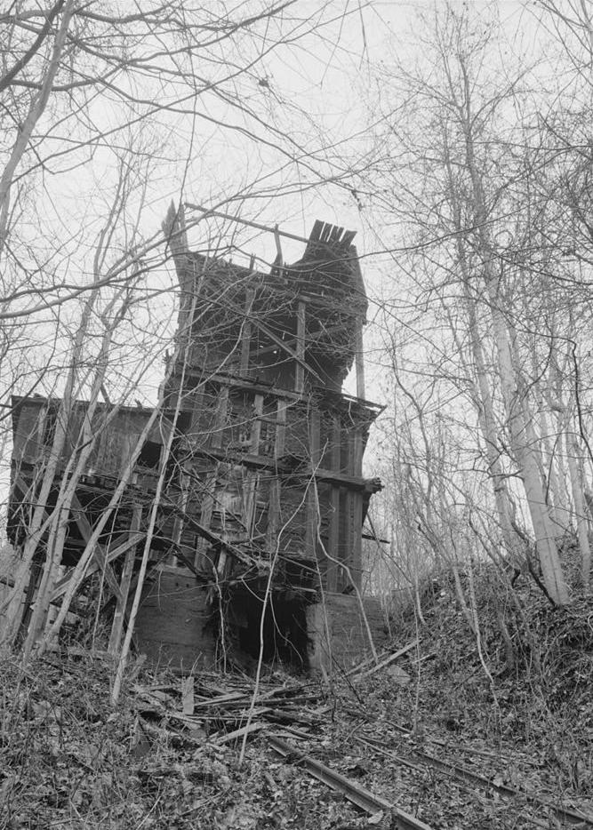 Kaymoor Coal Mine, South side of New River, Fayetteville West Virginia EAST ELEVATION OF HEAD HOUSE, FROM DOWNHILL (1986)