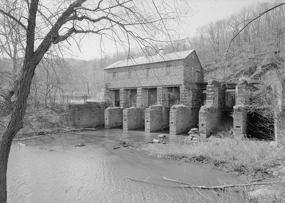 Potomac Hydroelectric Power Plant, On West Virginia Shore of Potomac River, Harpers Ferry West Virginia POWER PLANT LOOKING SOUTHEAST. SEVEN TURBINE FLUMES VISIBLE IN FRONT OF BUILDING (1995)